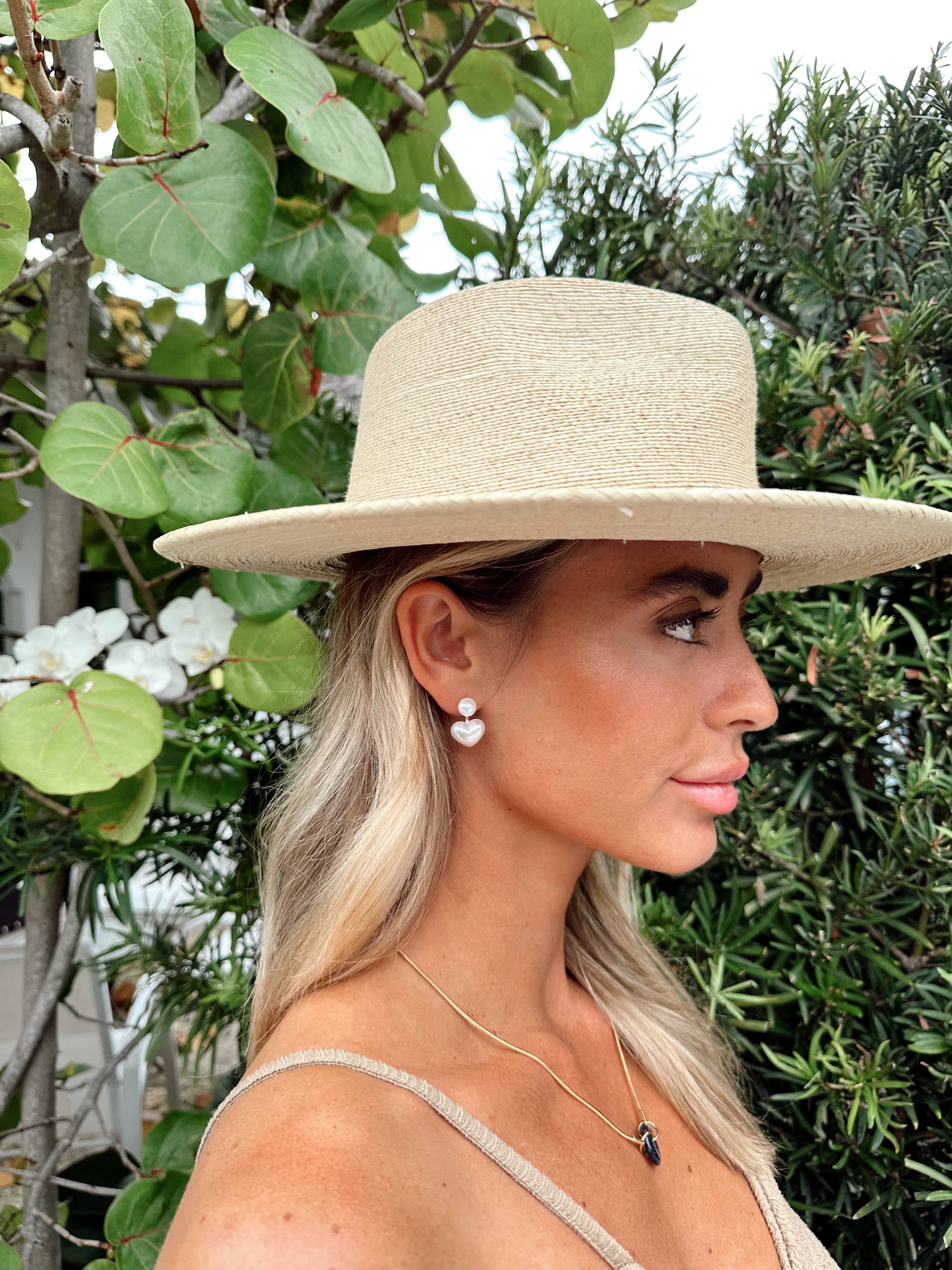 Pearl stud earrings with 0.5-inch top pearl and dangling heart pearl charm in a classic finish.
Chic and feminine accessory—ideal for bridal looks or everyday elegance.