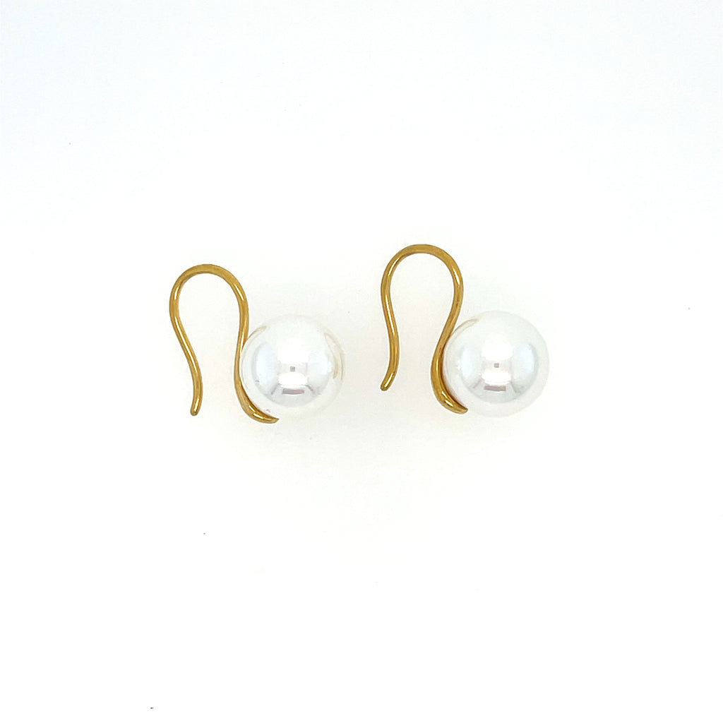 Gold plated single pearl earrings. 3/4 in x 3/4 in.
