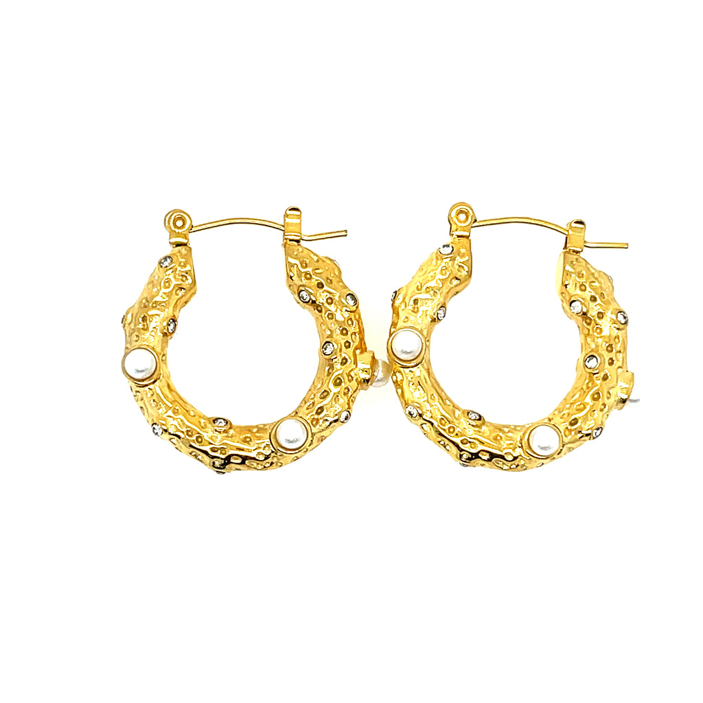Gold plated stainless steel hammered earrings with pearls. 