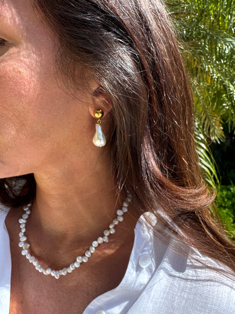 Simplicity meets style with these minimalist pearl earrings. A chic accent for work, weddings, or a night out.
