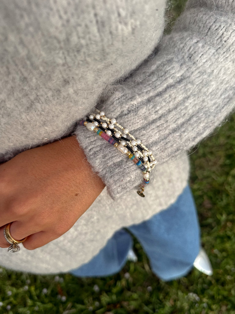 Pearl and stone bead bracelet with 0.25-inch beads, 3-inch diameter, and adjustable 7–9 inch fit.
Chic and timeless bracelet ideal for casual wear, events, or special occasions.