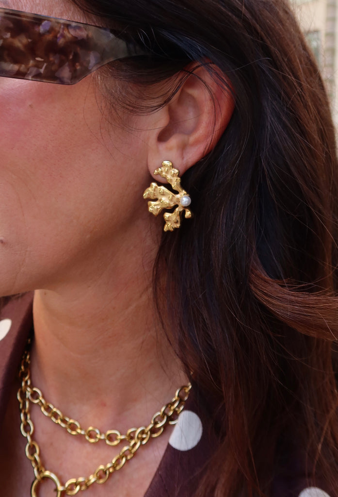 Gold-plated 1.5in stainless steel earrings featuring a central pearl – timeless and feminine jewelry for everyday or formal wear