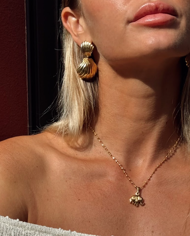 These beautifully designed double-shell pair of earrings are a glamorous touch to any outfit.&nbsp;