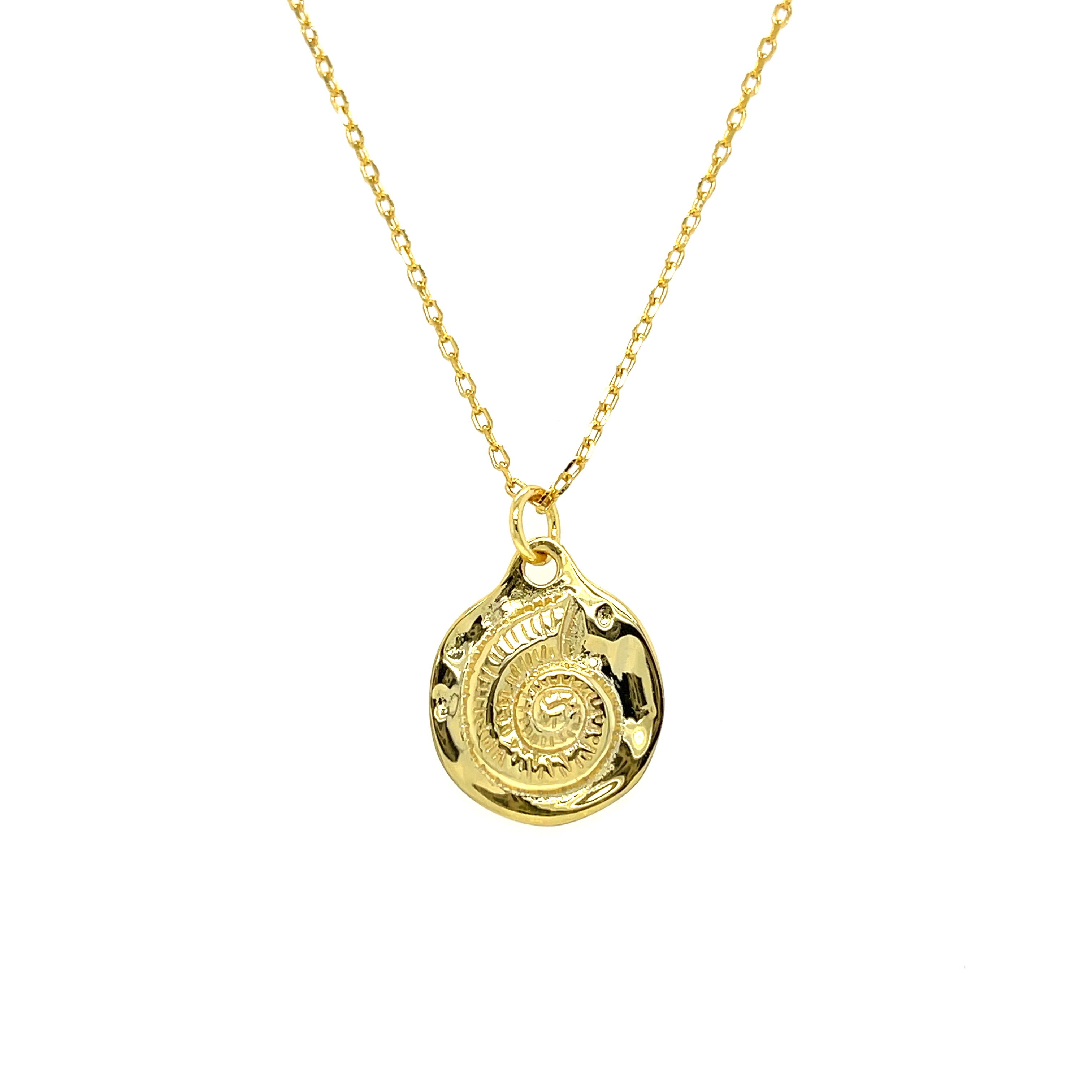 18-inch gold plated stainless steel necklace featuring a 5/8 inch nautilus design pendant with 2.5-inch extender.
Chic and symbolic accessory—ideal for beach lovers, gifts, or everyday elegance.