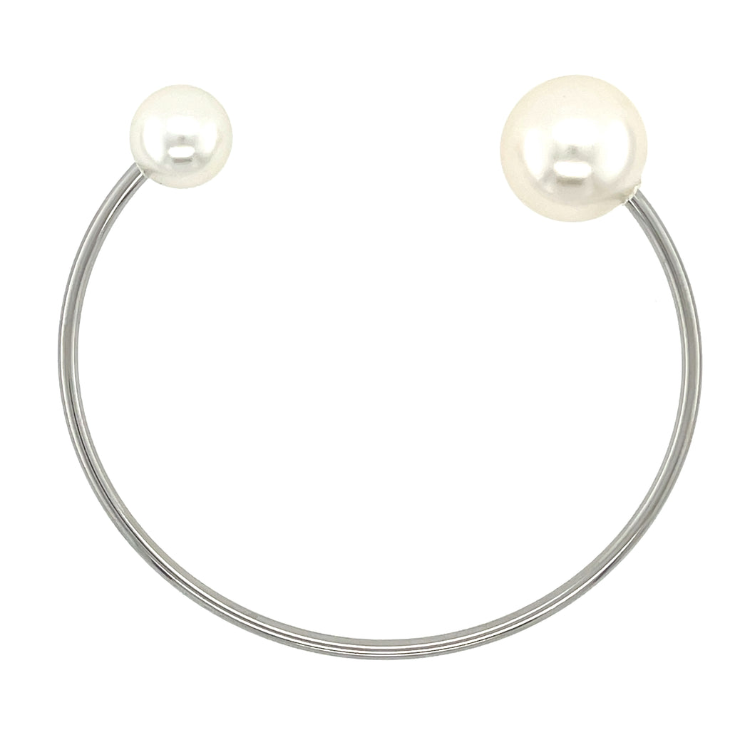 Elegant 2.5-inch diameter rhodium plated bangle featuring 0.5-inch lustrous pearls on both ends.
Timeless open cuff design—perfect for weddings, formal wear, or everyday sophistication.