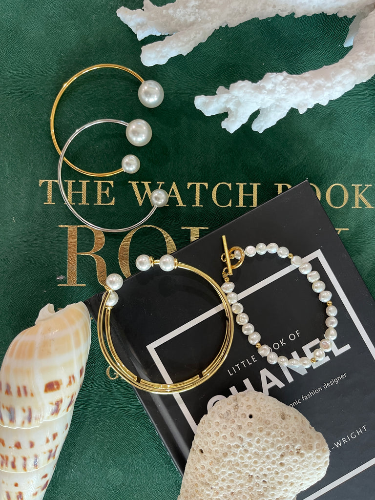 Rhodium plated bangle bracelet with 2.5-inch diameter and 0.5-inch pearls at each end for a balanced, classy look.
Refined women’s jewelry piece—ideal for stacking or standalone elegance.