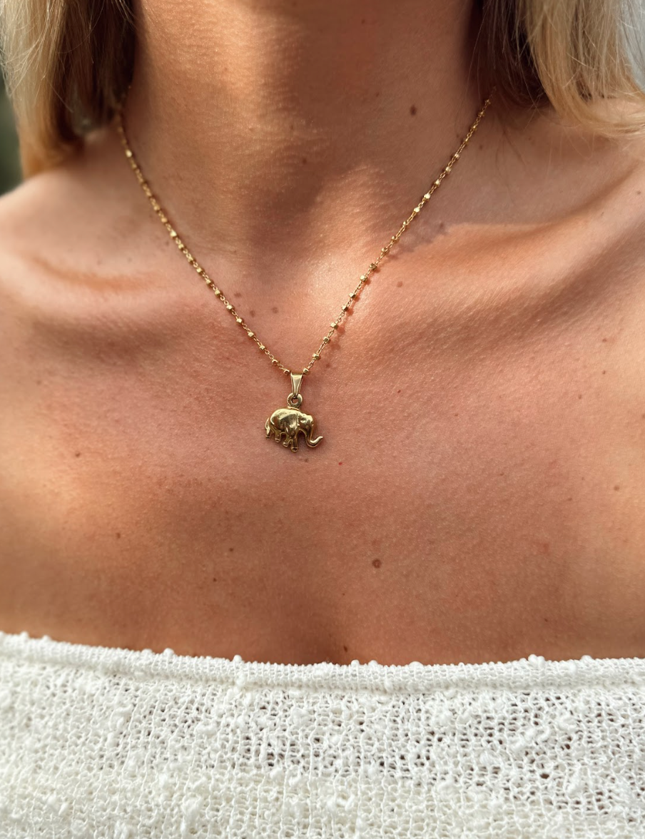 Charming 18mm x 20mm elephant pendant in gold plated stainless steel, designed for versatility and shine.
Compatible with Love, Ellison gold necklaces—ideal for animal lovers or symbolic gifting.