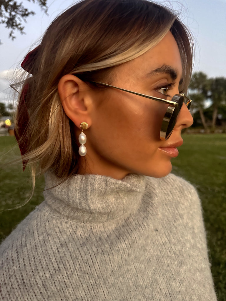 Gold plated sterling silver shell and pearl earrings, 1.5 inches long with a radiant, ocean-inspired finish.
Chic and timeless accessory—ideal for gifting, vacation looks, or statement styling.