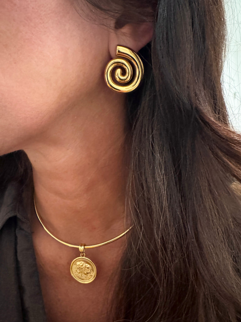 Add a modern twist to your look with Kyklos—sleek, gold-plated swirl earrings that blend timeless design with everyday style.