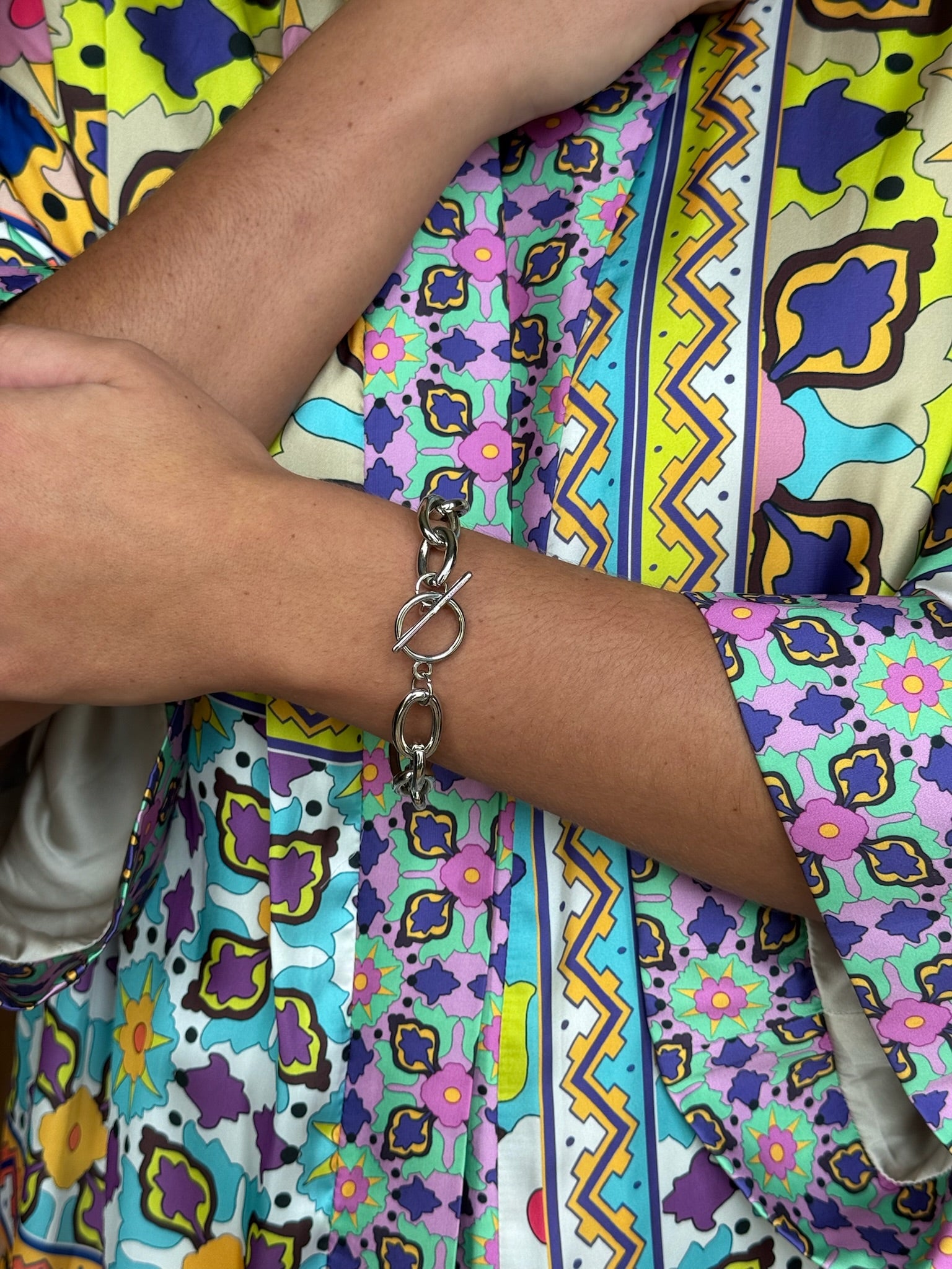This heavy chain link bracelet is a statement of strength and style. Crafted with thick, interlocking links and plated in radiant silver. The substantial weight adds a sense of durability and luxury, making this a standout piece for any occasion.