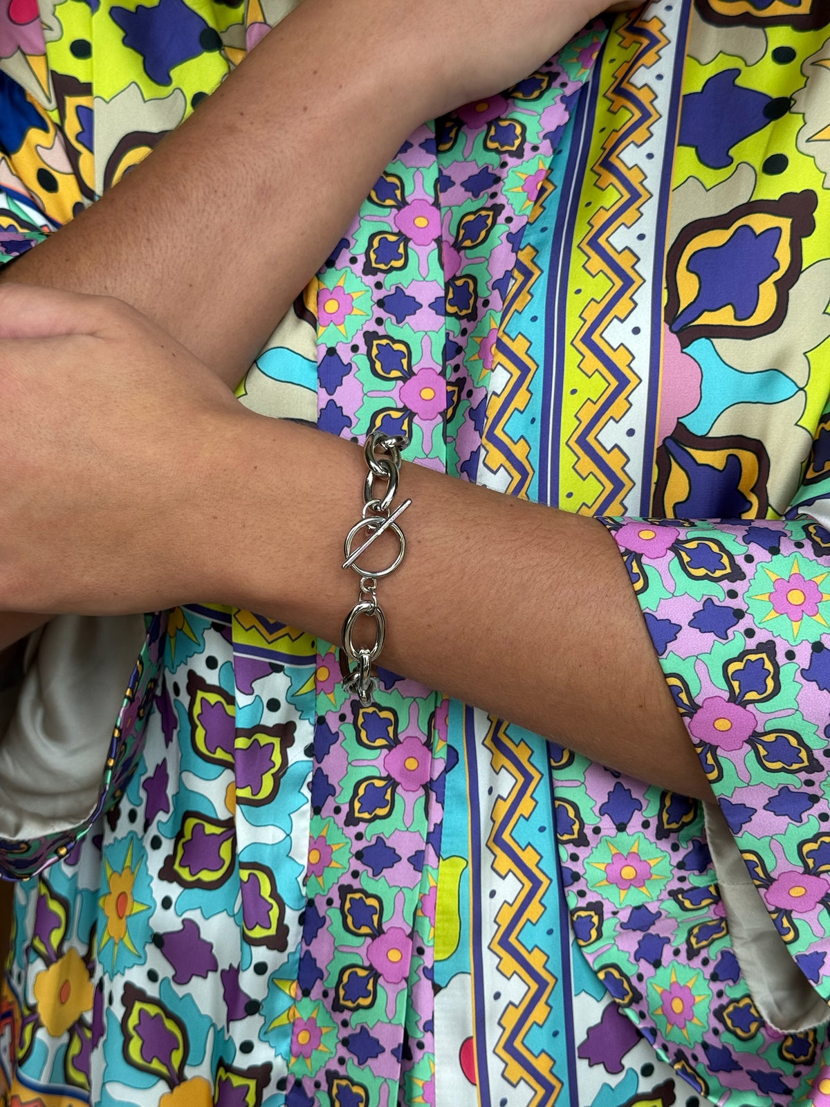 This heavy chain link bracelet is a statement of strength and style. Crafted with thick, interlocking links and plated in radiant silver. The substantial weight adds a sense of durability and luxury, making this a standout piece for any occasion.