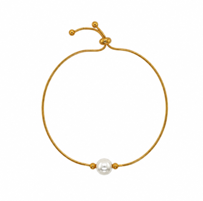Classic simple bracelet with a simple pearl center to add a bit of coastal charm to any stack.