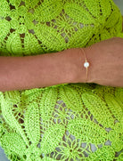 Classic simple bracelet with a simple pearl center to add a bit of coastal charm to any stack.&nbsp;