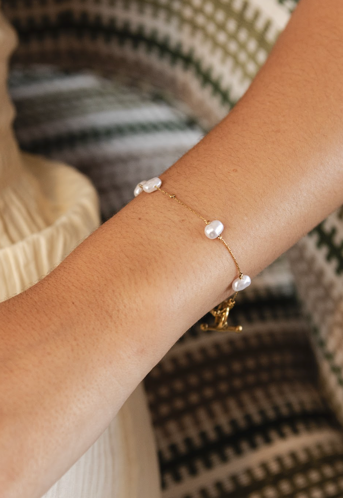 This modern pearl bracelet layers beautifully with cuffs, bangles, and fine gold chains, making it a timeless staple piece for collectors of refined, minimalist jewelry. Elevate your style with Laurette.