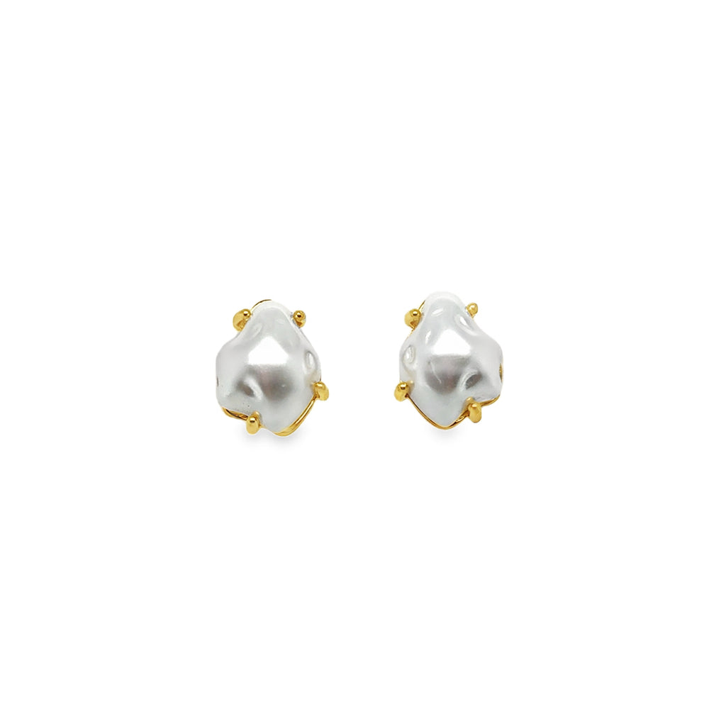 Gold-plated 1/2 inch stainless steel earrings featuring a classic pearl accent – timeless design for women’s jewelry.