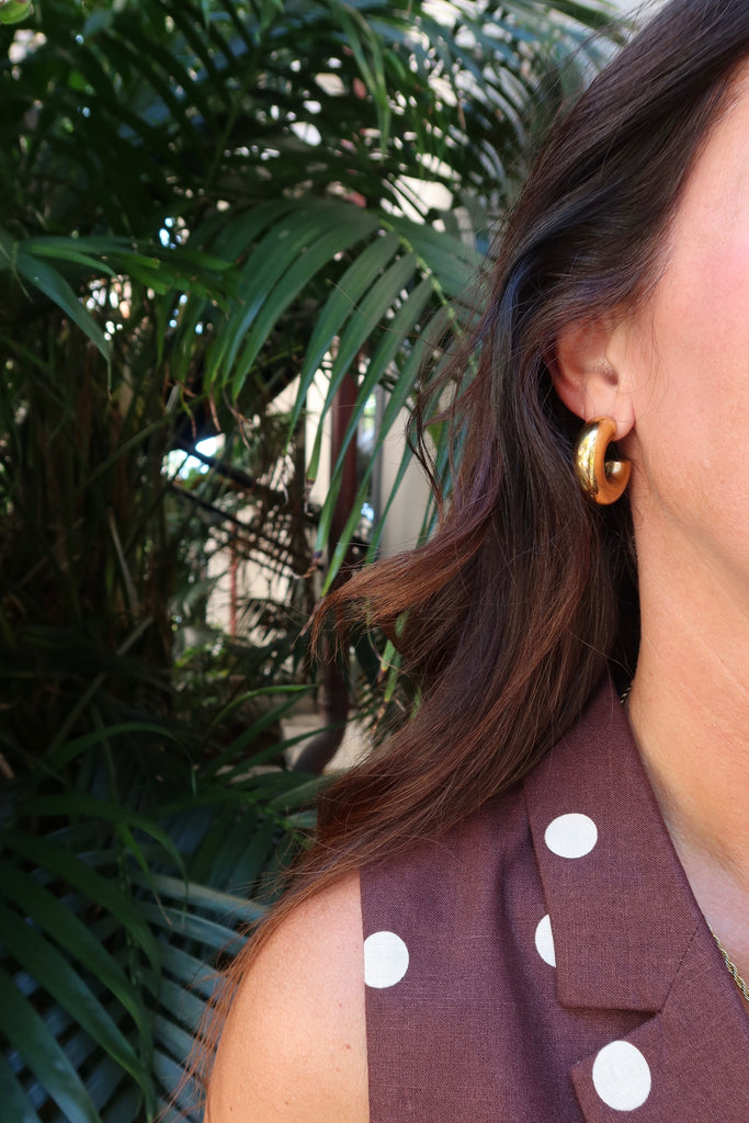 Chunky gold plated stainless steel hoop earrings with a smooth, polished surface and secure closure.
Trendy thick hoop design—ideal for fashion-forward outfits and long-lasting shine.