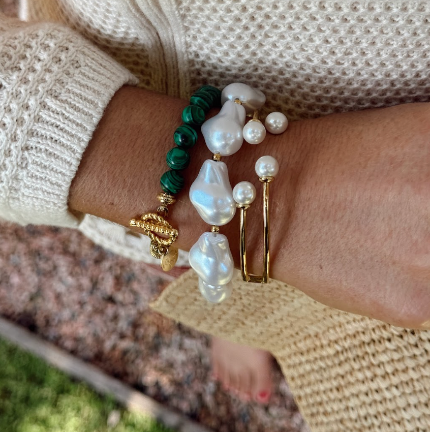 Elegant malachite ball bead bracelet, 3.5-inch diameter and 8-inch long, with smooth 0.25-inch beads.
Versatile natural stone bracelet—great for layering, casual looks, or special occasions.