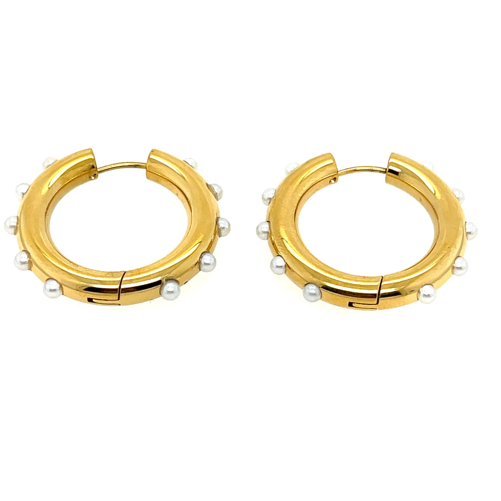 Polished gold plated stainless steel hoops, 1 inch square, featuring delicate pearl embellishments.
Chic and durable earrings—great for gifting, layering, or minimalist fashion looks.
