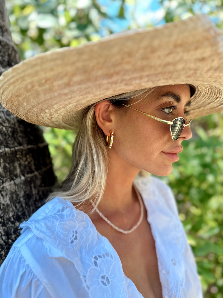 1x1 inch gold plated hoop earrings crafted from stainless steel with smooth, luminous pearl drops.
Modern elegance meets classic charm—ideal for work, date nights, or special occasions.