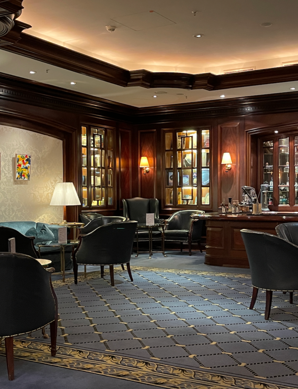 Experience five-star elegance and comfort at the iconic Steigenberger Hotel in the heart of Frankfurt.