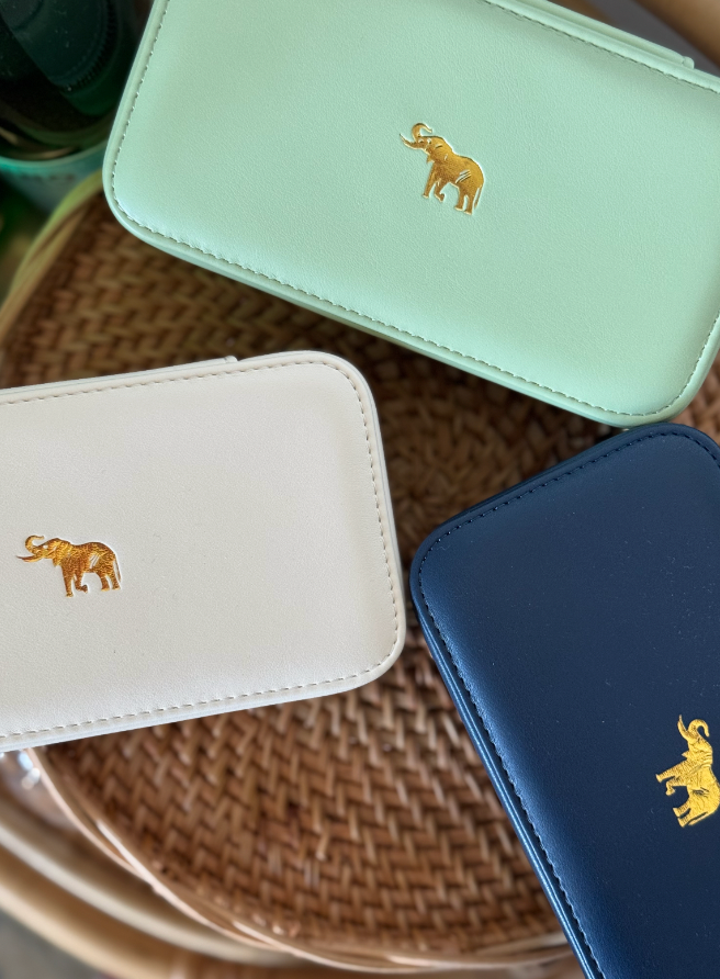 Leather travel jewelry case, 6.75" long x 3.5" wide x 2.5" high with secure zipper closure and compact design.
Perfect for organizing rings, earrings, and necklaces on the go—durable and elegant.