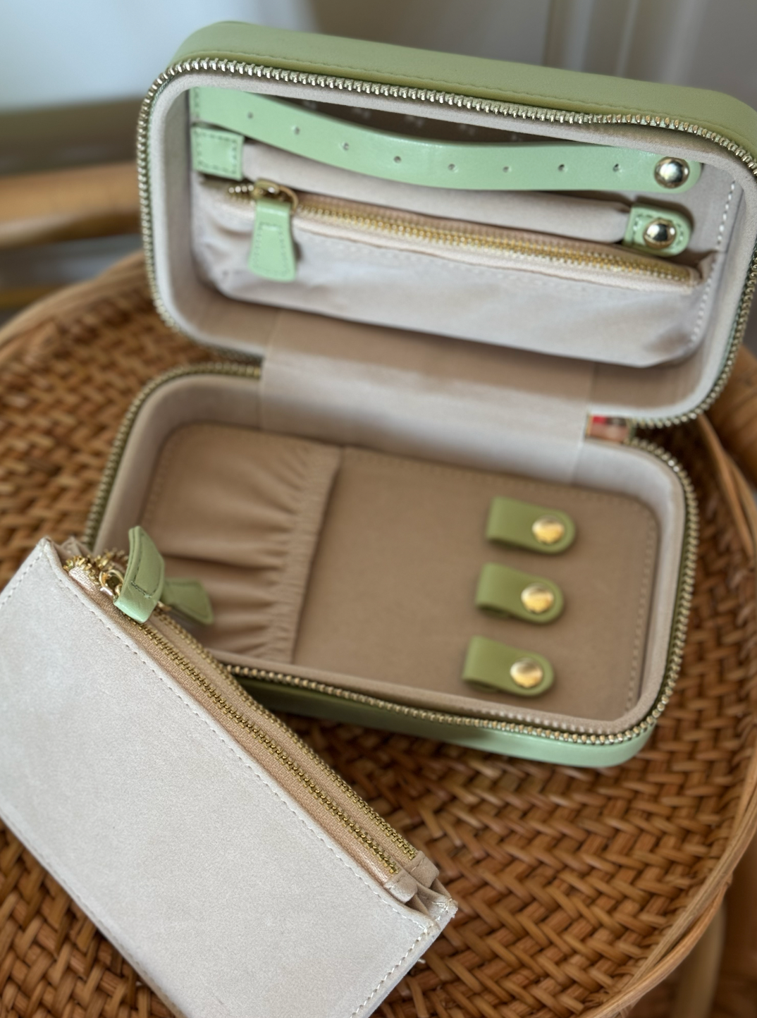 Luxury leather jewelry travel organizer, 6.75” x 3.5” x 2.5”, compact and travel-ready design.
Elegant and practical storage solution—fits easily in luggage or handbags.