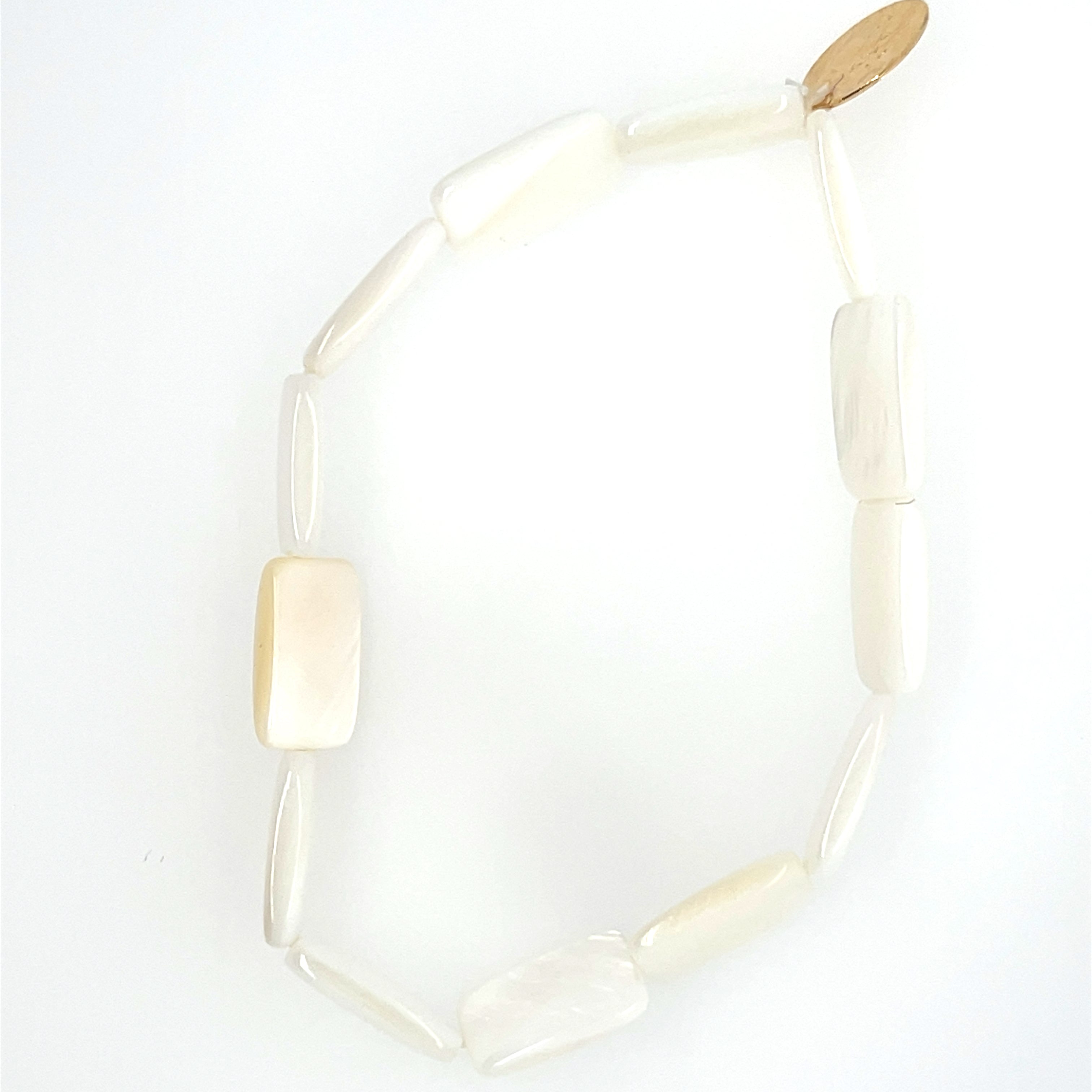Stylish 2.75-inch diameter bracelet with 0.5-inch flat pearl tiles, offering a sleek, modern touch.
