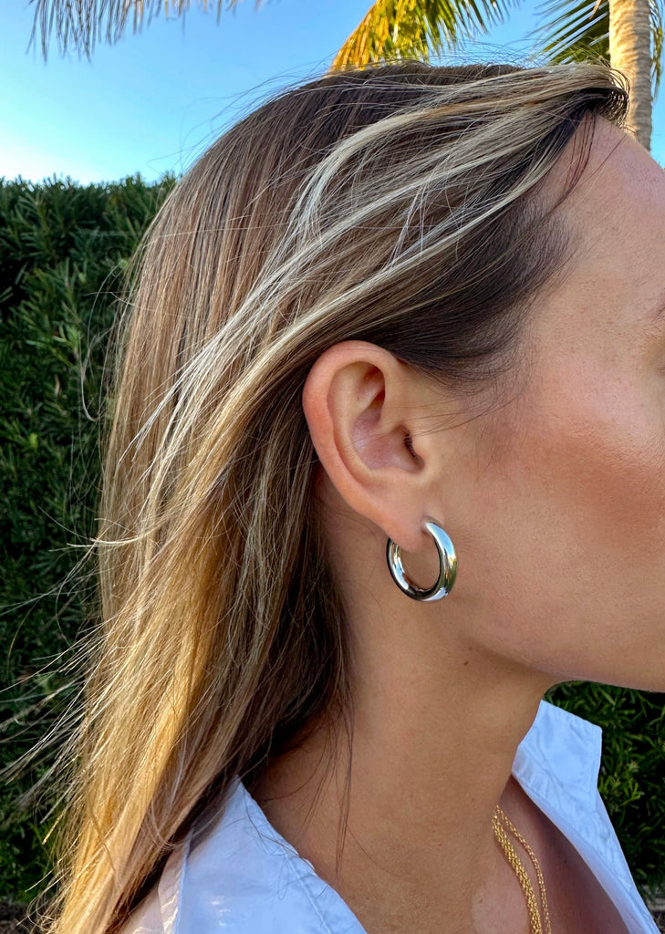 Rhodium plated C-hoop earrings, 1 inch in size with smooth, curved design and secure fit.
Stylish and durable accessory—great for workwear, casual outfits, or stacking with studs.