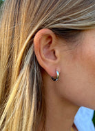 Rhodium plated huggie hoops featuring a compact, snug fit for a clean and modern look.
Durable and hypoallergenic—ideal for sensitive ears and versatile styling.