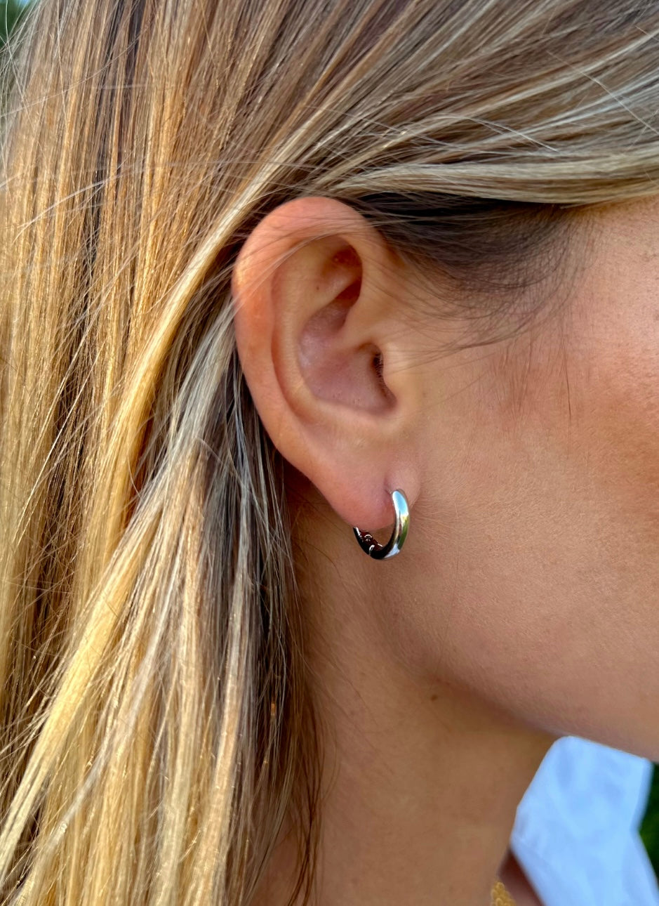 Rhodium plated huggie hoops featuring a compact, snug fit for a clean and modern look.
Durable and hypoallergenic—ideal for sensitive ears and versatile styling.